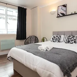 Cosy 30 Seconds To Aldgate East Station London